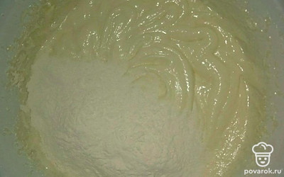 В отдельной миске смешайте просеянную муку, разрыхлитель для теста и ванилин. Добавьте сыпучие ингредиенты к яйцам и маслу и аккуратно все перемешайте, стараясь добиться консистенции без комочков. Таким же образом введите в тесто молоко.