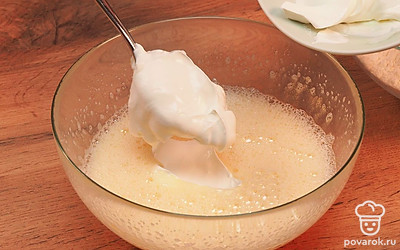 Начните готовить тесто. Для этого взбейте яйца с солью, ванильным и обычным сахаром до белой пены. Добавьте сметану и снова перемешайте.