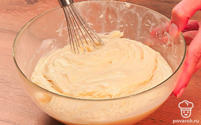 Перемешайте муку с разрыхлителем, добавьте ее в тесто вместе со сливочным маслом, перемешайте до однородности.