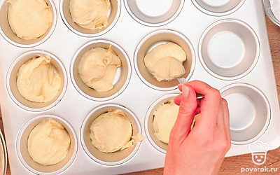 Выложите в формы тесто, заполнив их до половины. Поставьте выпекать примерно на 30-35 минут. Когда будет готово, оставьте кексы остыть на 10 минут, а затем подайте, вынув из форм.