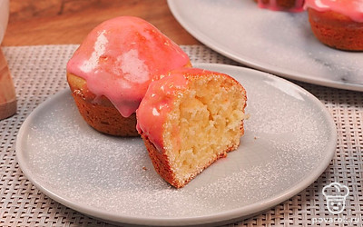 Чтобы кексы получились яркими и красочными, украсьте их разноцветной глазурью, а сверху посыпьте сахарной пудрой.