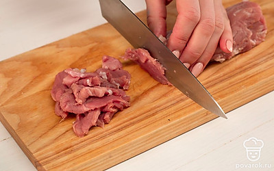 Нарежьте свинину тонкими ломтиками. Выложите мясо в миску, залейте соевым соусом и водой, перемешайте и отправьте в холодильник на 10 часов. Разогрейте духовку до 90 °C, застелите противень фольгой и смажьте маслом.