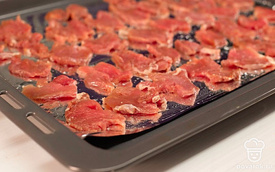 Выложите ломтики свинины на фольгу так, чтобы они не касались друг друга, затем отправьте в духовку.