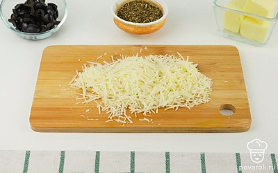 Сыр натрите на мелкой терке.
