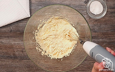 Отдельно смешайте муку и разрыхлитель, добавьте их в тесто, тщательно перемешайте до однородности.