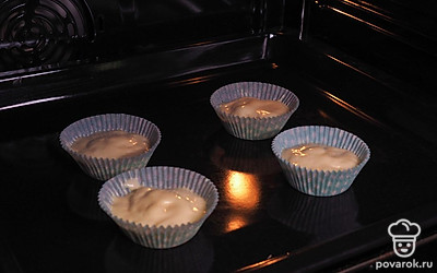 В формы для кексов налейте тесто, заполнив их до половины. Поставьте выпекаться на 35-40 минут. Остудите и подайте к столу, вынув кексы из формы. Приятного аппетита!