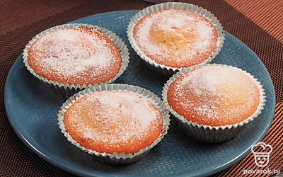 Готовый кекс посыпьте сахарной пудрой.