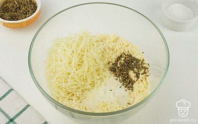 Добавьте сыр, розмарин и молоко, перемешайте.