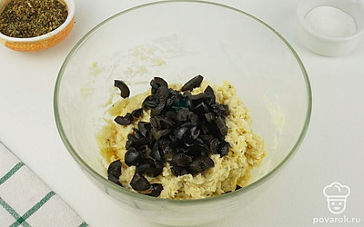 К почти готовому тесту добавьте произвольно нарезанные маслины.