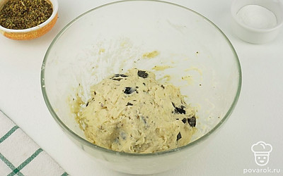 Снова перемешайте до равномерного распределения начинки.