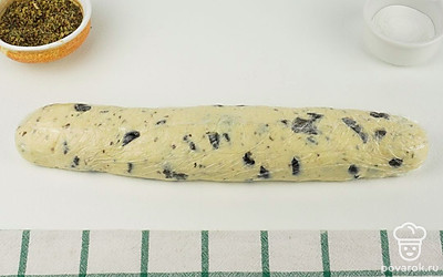 Тесто раскатайте в «колбаску», заверните в пищевую пленку и отправьте на 15 минут в морозилку.