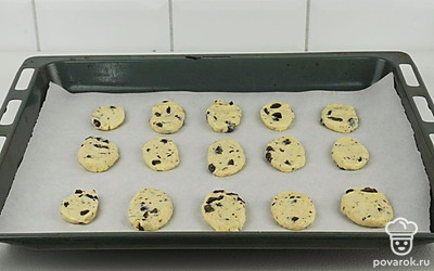 Достаньте подмороженное тесто из морозилки, нарежьте кружочками толщиной 1,5-2 см и выложите на застеленный пергаментом противень. Отправьте выпекаться в заранее разогретую до 180 °C духовку на 30-40 минут до готовности.