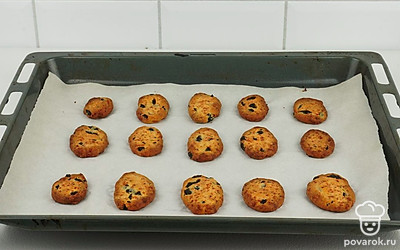 Достаньте печенье из духовки, дайте отдохнуть при комнатной температуре в течение 5 минут и переложите на тарелку.