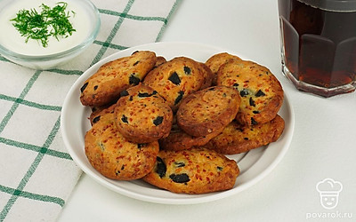 Печенье подавайте с любимым соусом к охлажденному пиву.