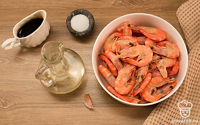 Разморозьте и очистите креветки. Очистите и измельчите чеснок.