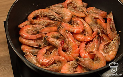 Обжарьте креветки на сковороде с разогретым маслом на среднем огне по 2 минуты с каждой стороны.