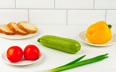 Овощи помойте и просушите бумажным полотенцем. Багет нарежьте на ломтики. Разогрейте сковороду с оливковым маслом или без масла и обжарьте багет по 2-3 минуты с каждой сороны до золотистой корочки. Разогрейте духовку до 180 °С.