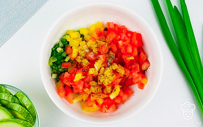 Приготовьте начинку для брускетт: в миске соедините нарезанные овощи, посолите, поперчите и перемешайте.