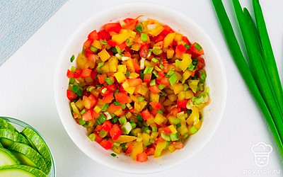 Разогрейте сковороду с оливковым маслом и обжарьте овощи 5 минут, помешивая, на среднем огне.