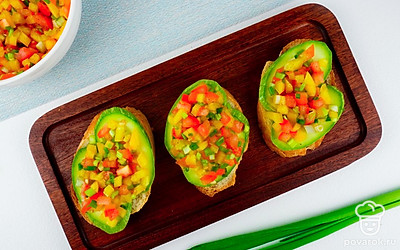 На каждый кусочек хлеба выложите кружочек цукини, а сверху овощную начинку.