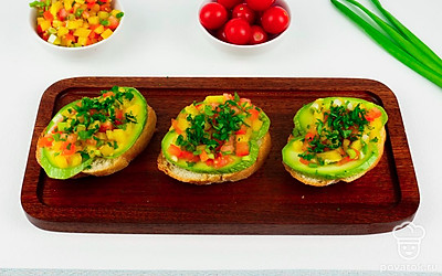 Брускетты готовы. Украсьте их мелко нарубленным зеленым луком и подавайте.