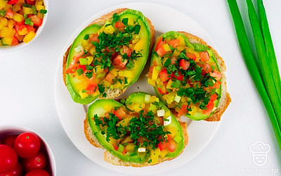 Брускетты с цукини отлично сочетаются с мятой — поэтому смело подавайте эту закуски, присыпав горстью свежей мяты.