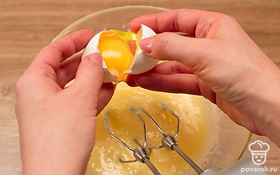 Взбейте сливочное масло с сахаром до однородности. Добавьте муку с разрыхлителем, затем вбейте в массу яйца, всыпьте ванильный сахар и аккуратно перемешайте.