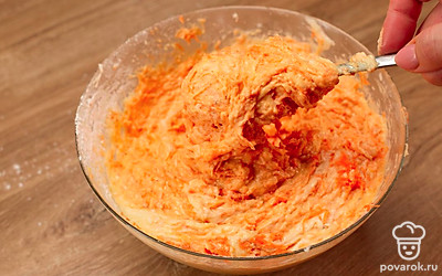 Добавьте к тесту тертую морковь и снова хорошо перемешайте.