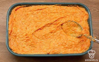 Смажьте форму для запекания сливочным маслом, выложите в нее тесто и отправьте в духовку на 30 минут.