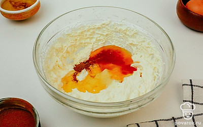 Добавьте мед, варенье и смесь специй. Хорошо перемешайте.