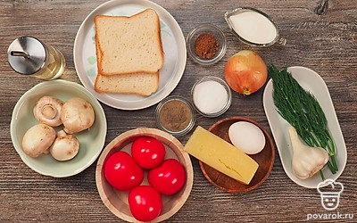 Помидоры, грибы, лук и укроп промойте под проточной водой. Грибы нашинкуйте на мелкие кубики. Лук почистите и измельчите. Укроп тоже нарубите мелко. Чеснок очистите и пропустите через пресс. Срежьте шапочки с помидоров и ложкой извлеките аккуратно всю мякоть. Сыр натрите на мелкой терке. Хлеб подсушите на сковороде или в тостере и нарубите на кубики. Яйцо отварите и мелко нарежьте.