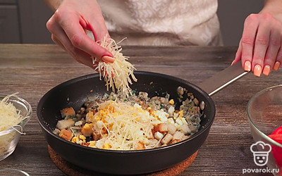 Приготовьте начинку. Разогрейте в сковороде масло. Обжарьте до образования золотистой корочки лук. Добавьте к нему грибы. Готовьте на среднем огне около 3 минут. Всыпьте укроп и залейте сливками. Как только жидкость уварится в 2 раза, посыпьте чесноком и выключите огонь. Соедините грибную смесь с хлебом, яйцом и 2/3 сыра. Посолите, поперчите, добавьте мускатный орех. Перемешайте.