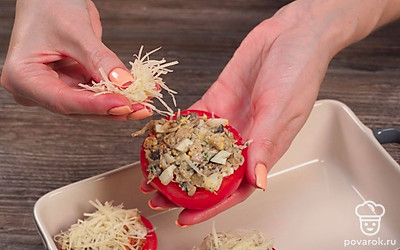 Сделайте помидоры с начинкой. Смажьте форму для запекания растительным маслом. В каждую помидорку положите небольшое количество грибной начинки. Сверху посыпьте оставшимся сыром. Блюдо отправьте в духовку, разогретую до 180 градусов, на 20 минут.