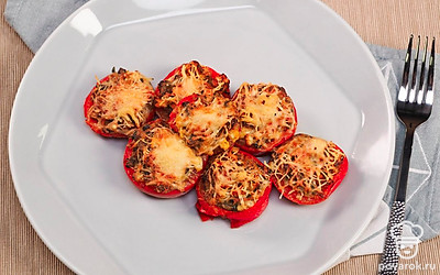 Закуска из помидоров, фаршированных шампиньонами, подходит для завтрака или праздничного обеда. Ее можно подавать как горячей, так и холодной.