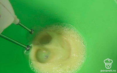 Разбейте яйца. Взбивайте 3 минуты. 