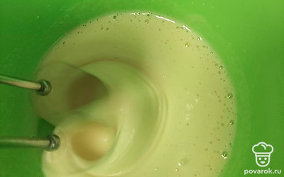 Добавьте сахар. Продолжайте взбивать еще 2-3 минуты.