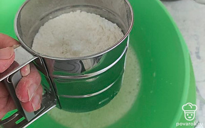 Добавьте муку, перемешайте.