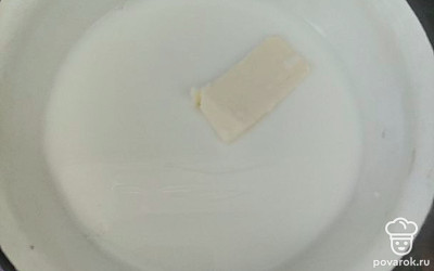 В разогретом молоке растопите масло. Кипятить не нужно. Сразу добавьте молоко в тесто, аккуратно перемешайте. Тесто станет жидким, не как в обычном бисквите. 