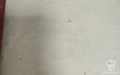 Если у вас круглая форма, нужно положить пергамент и обернуть дно фольгой, чтобы тесто не вытекло. Я использую квадратную форму, из которой ничего не вытекает. Отправьте форму в разогретую до 160 градусов духовку на 30 минут.