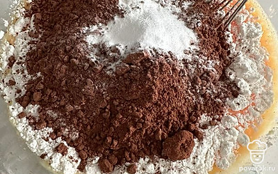 Добавьте оставшиеся сухие ингредиенты (мука, какао, разрыхлитель, ванилин).