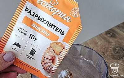 Белки отделите от желтков. Белки взбейте и уберите в сторону. Какао, муку и разрыхлитель объедините.