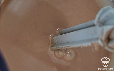 Желтки взбейте с сахаром, добавьте растопленный маргарин и молоко, перемешайте. Добавьте сухие ингредиенты и перемешайте. Аккуратно добавьте белки.