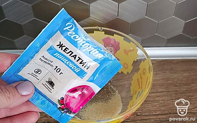 Желатин растворите по инструкции. 