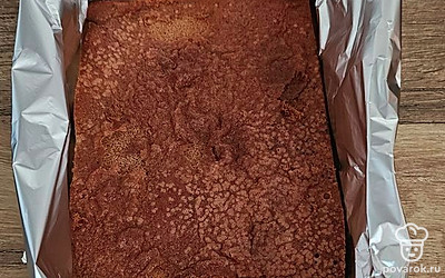 Из фольги можно сделать форму. Выложите слой бисквита.