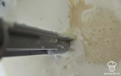 Сгущенку, сливки и желатин объедините. Хорошо взбейте.