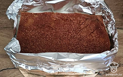 Сверху выложите второй корж и опять залейте кремом.