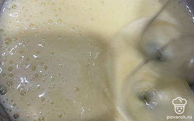 Взбейте яйцо с сахаром до пышной светло-желтой пены.