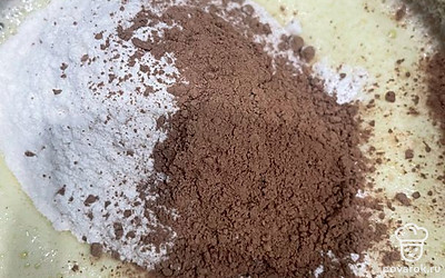 Добавьте какао и муку, перемешайте.