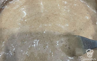 Добавьте немного воды и снова перемешайте. Должна получиться консистенция жидкой сметаны.