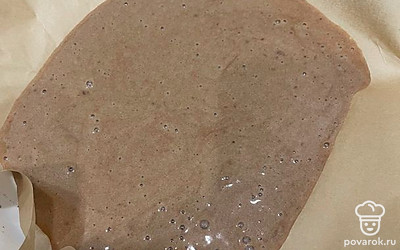 Вылейте тесто в форму на пергаментную бумагу. Выпекайте в духовке 12 минут при 180 градусах.